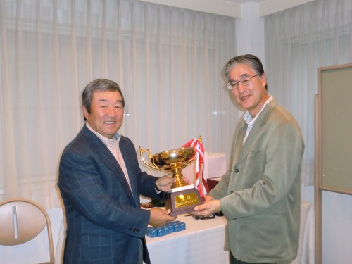 左・初優勝の波岡卓視西部ゴム商組理事長、右・優勝カップを手渡す清水俊文近畿支部長 左・初優勝の波岡卓視西部ゴム商組理事長、右・優勝カップを手渡す清水俊文近畿支部長