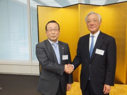 新会長の荒川氏〈左〉と前会長の浅井氏