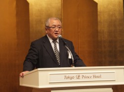 挨拶する脇新会長