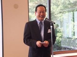 あいさつする依田会長