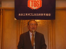 あいさつする西山理事長