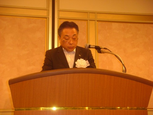 あいさつする津谷新会長