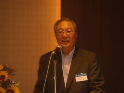 開会あいさつする西山博務会長