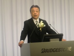 あいさつする津谷ＣＥＯ