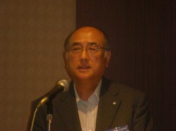 事業方針を説明する佐藤社長