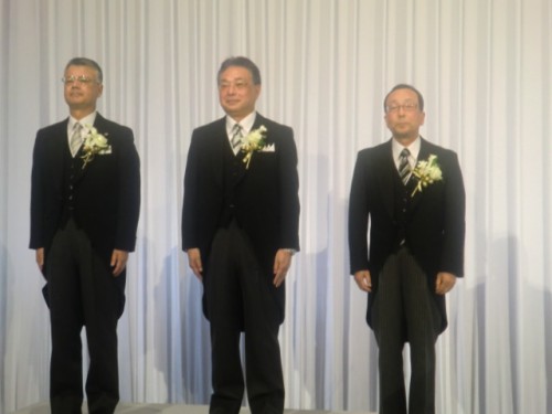 右から荒川取締役会長、津谷CEO、西海COO